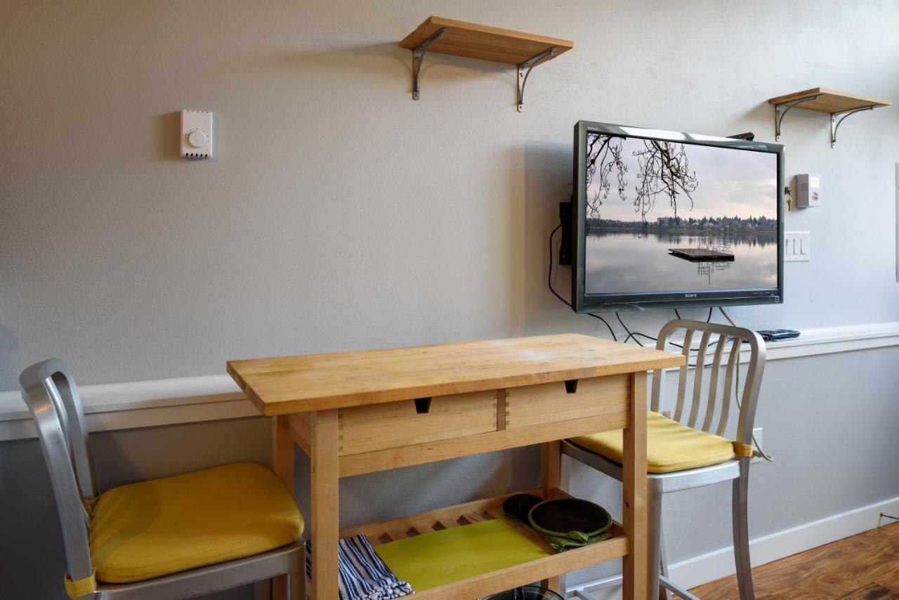 Tiny House By Kabino Mini Modern Tiny Home Heart Of Green Lake Pet Friendly Wifi Loft Up Ladder Plus Sleeper Sofa Seattle Extérieur photo