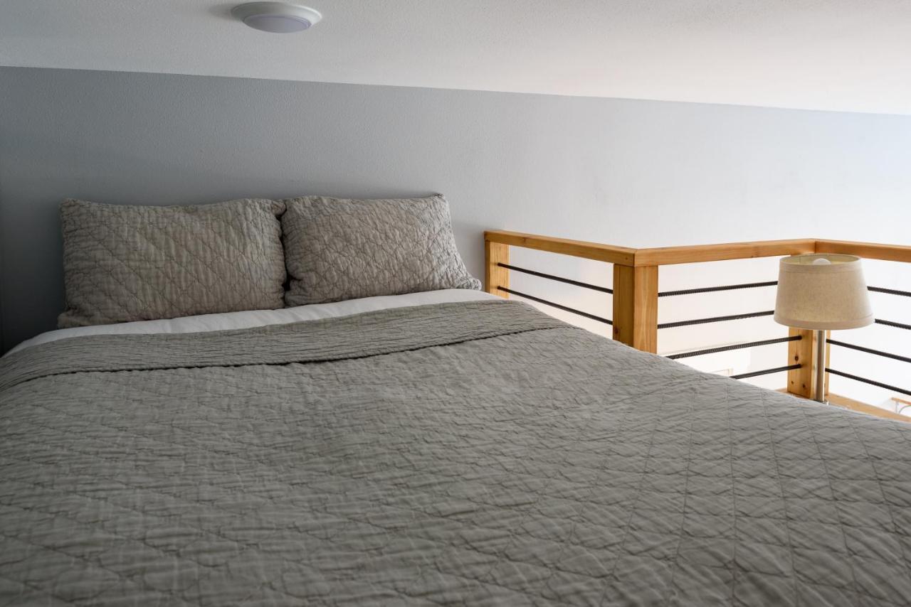 Tiny House By Kabino Mini Modern Tiny Home Heart Of Green Lake Pet Friendly Wifi Loft Up Ladder Plus Sleeper Sofa Seattle Extérieur photo